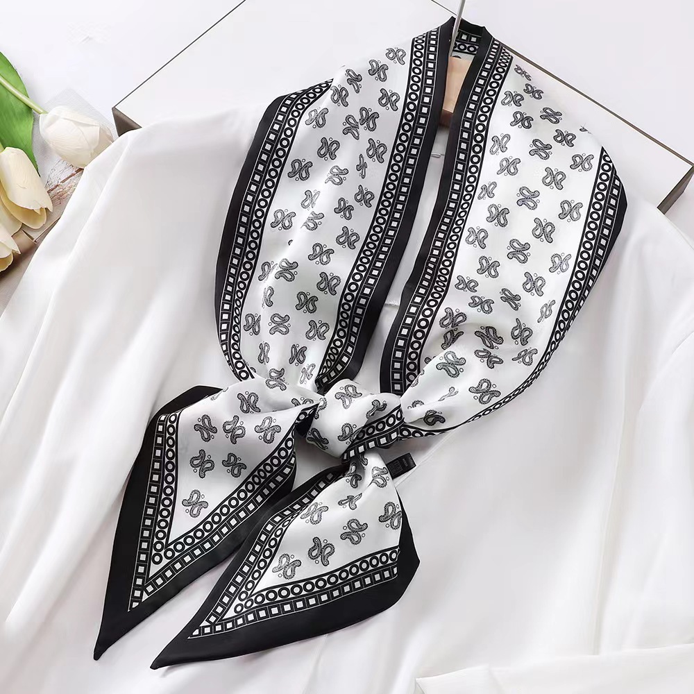 Foulard carré de luxe en soie  - Women Bags Online avis et prix