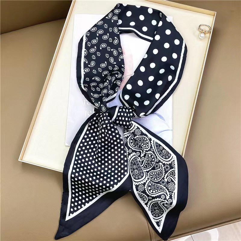 Foulard carré de luxe en soie  - Women Bags Online avis et prix