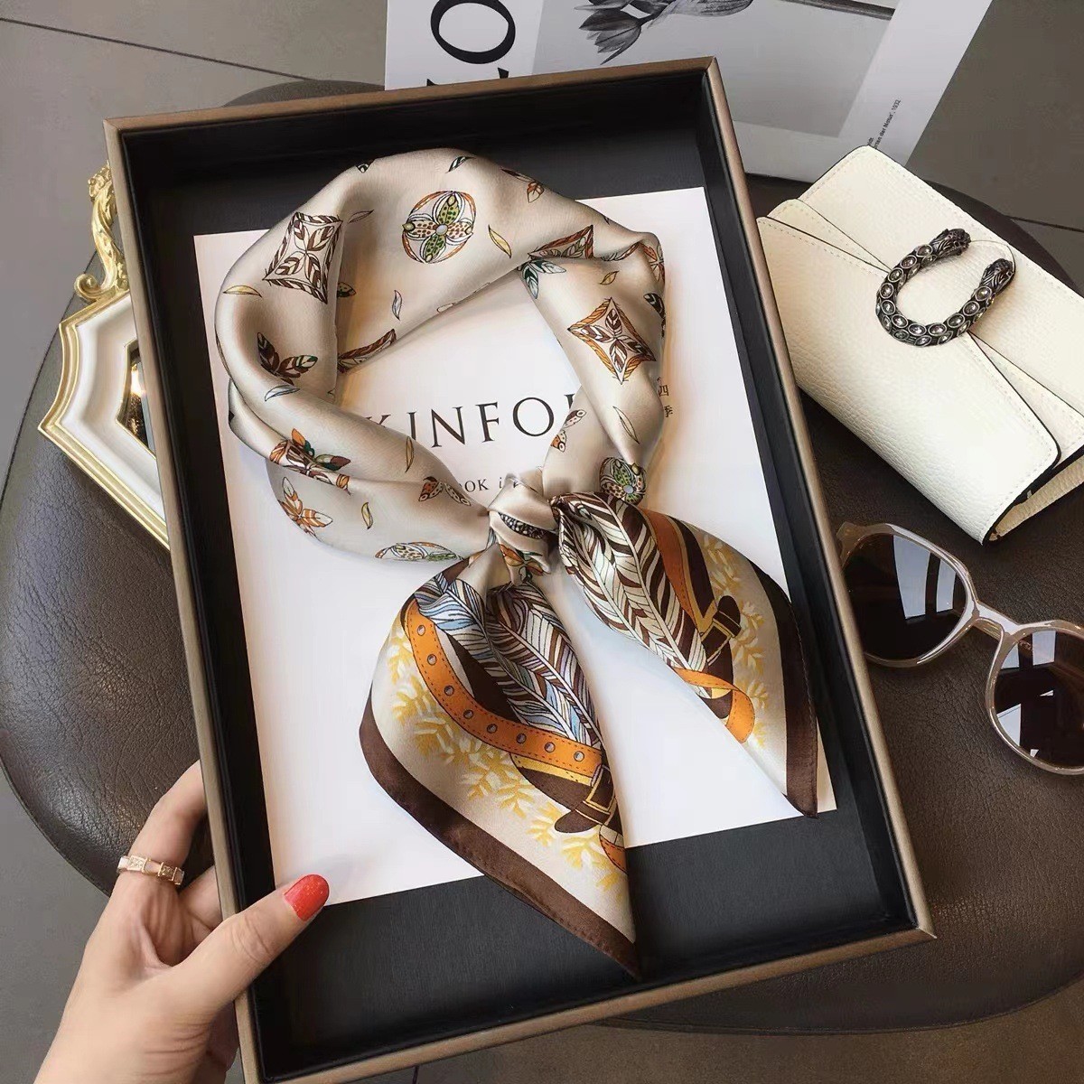 Foulard carré en soie imprimé  - Women Bags Online avis et prix
