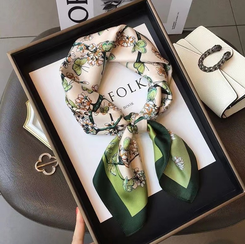 Foulard carré en soie imprimé  - Women Bags Online avis et prix