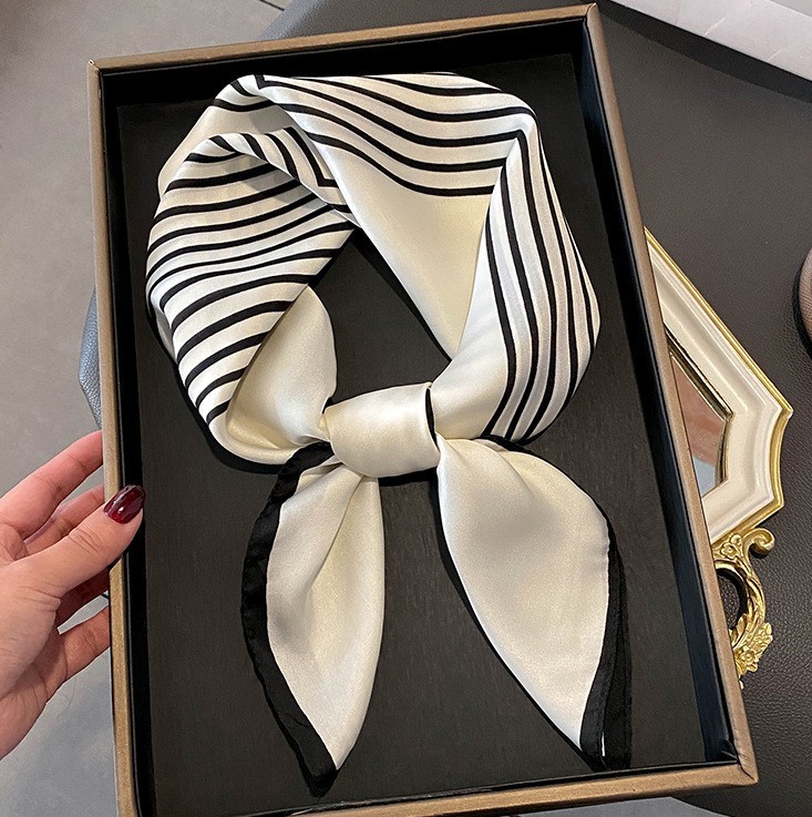 Foulard carré en soie imprimé  - Women Bags Online avis et prix